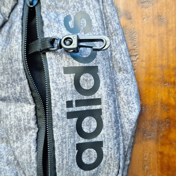 ✨️ Adidas Lumbar/Fanny Pack. Gray and black. - Picture 4 of 8